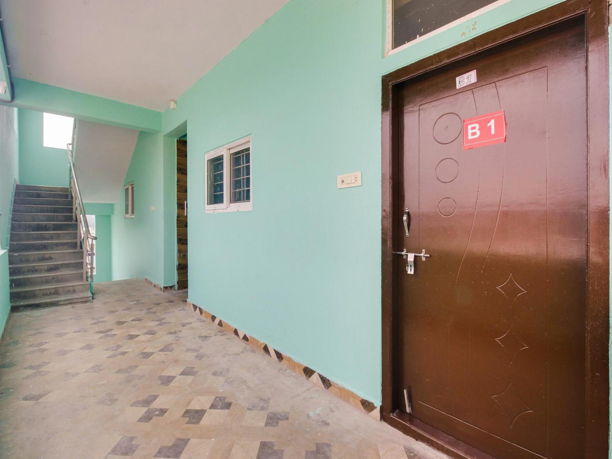 Hotel O R.J.International Pedda Ambarpet Esterno foto